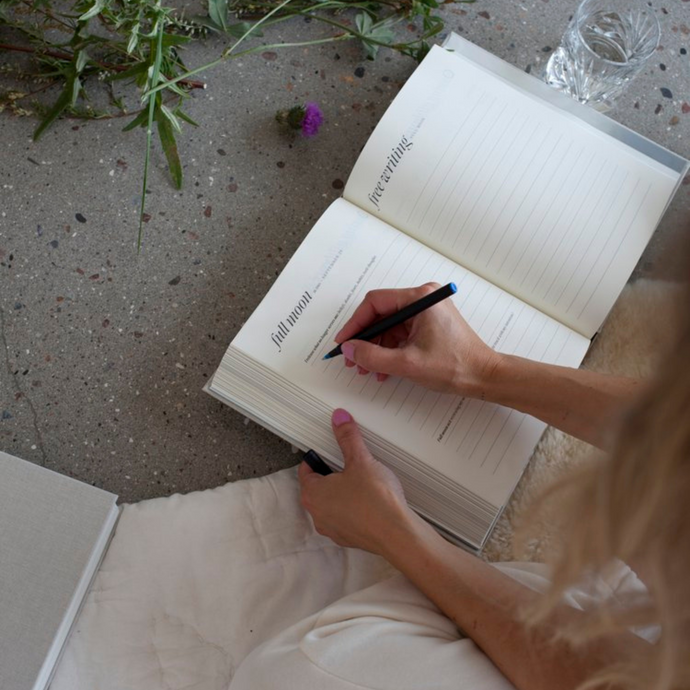 Moon Journaling: A beautiful way to connect with yourself, your emotions and the lunar cycle